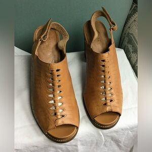 Clarks Women's Tan Peep-Toe Leather Slingback Clogs/Sandals Sz 8